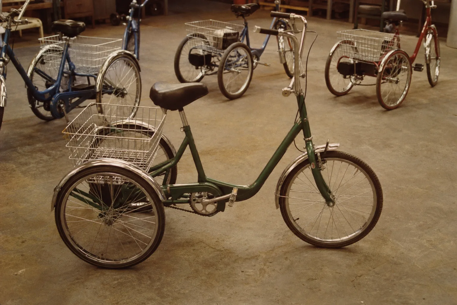 Delta or tadpole? How the single wheel's position decides which one tips first